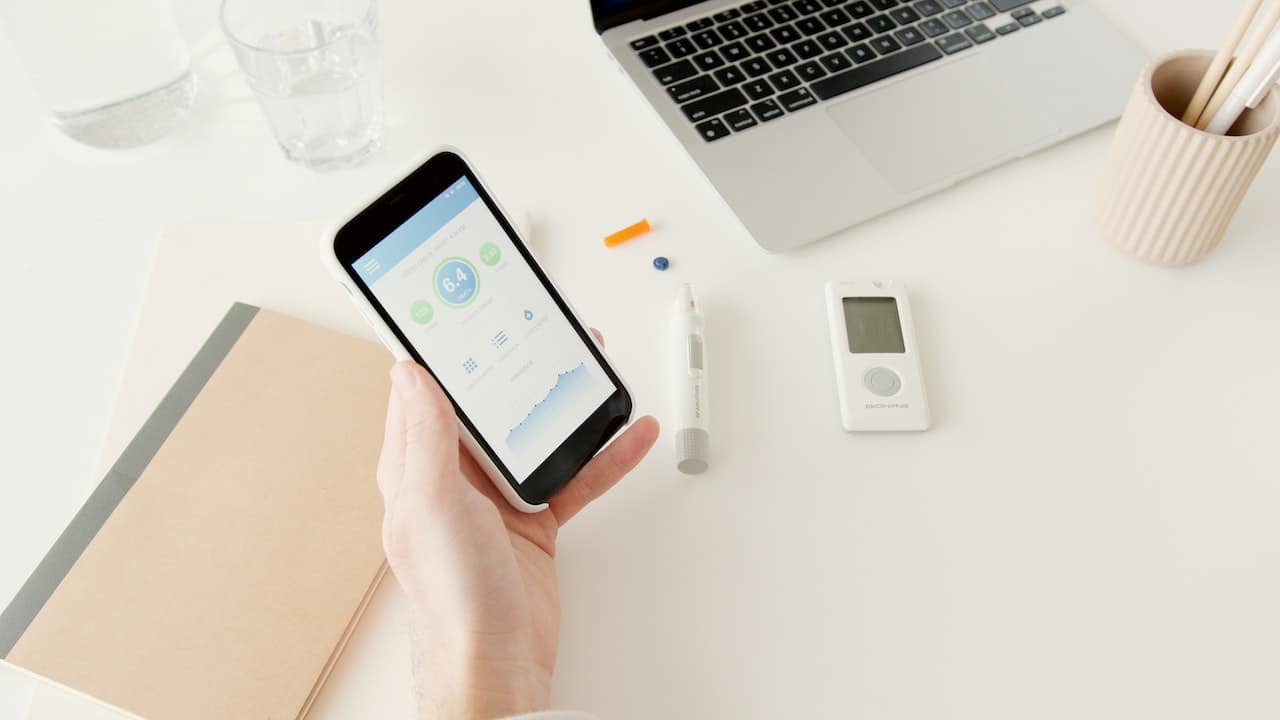 Pinapalakas ng Iyong Bulsa: Mga Palatandaang Biyolohikal sa Smartphone para sa Pamamahala ng Diabetes